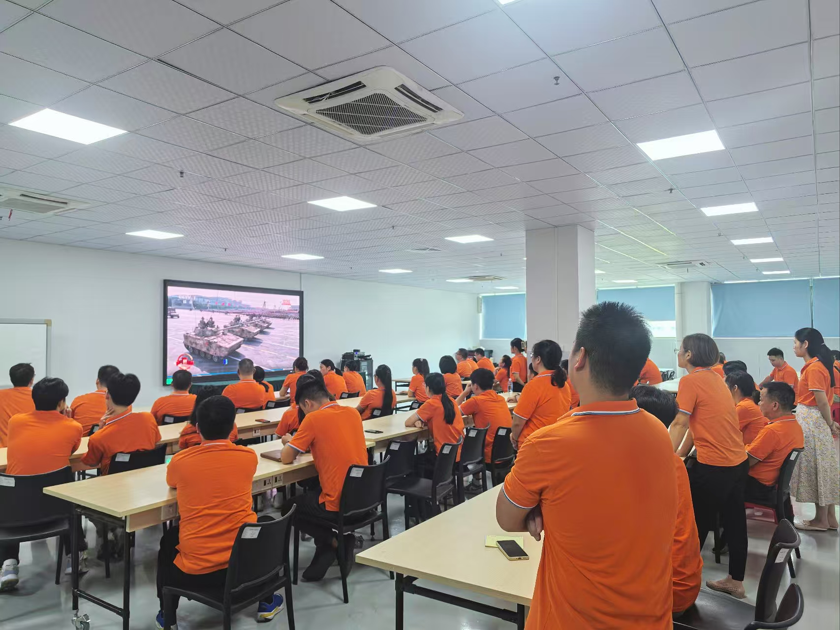 恩創科技-熱血鑄軍魂，同心向未來&mdash;&mdash;恩創員工共觀閱兵儀式